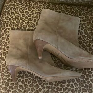 ✨Dolce Vita Beige Suede Ankle Boots✨
